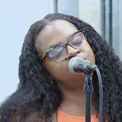 Joan Doe, Vocals